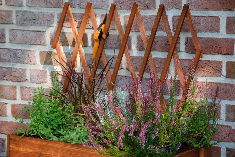 dobar® 58187e rollbares Hochbeet mit Rankgitter | Pflanzkasten auf Rollen | Blumenbeet aus Massiv-Holz | Schmales Kräuterbeet für Garten/Terrasse/Balkon | 79 x 28,5 x 130 cm | Braun – Bild 10