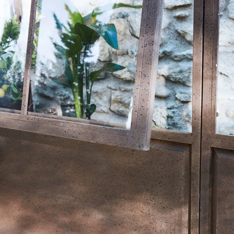 Loberon Gewächshaus Essone, mit Großem Fenster & Seitentüren, Wetterfest & Frostresistent, Authentisches Antik-Design, Gartenzubehör, Outdoor, Eisen, Acrylglas, antikbraun – Bild 7