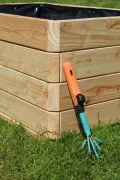 Gartenwelt Riegelsberger Massiver Pflanzkasten Mammut 80x50x39 cm aus Lärchenholz Natur Blumenkasten Blumentopf Pflanzkübel Kräutertopf Balkonkasten fertig montiert - Thumbnail 3