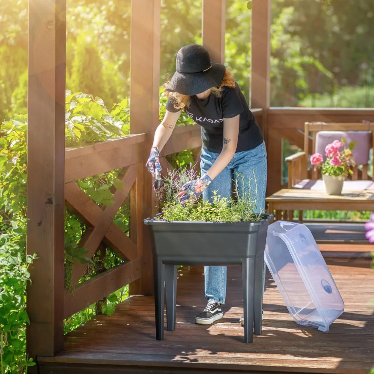 KADAX Gewächshaus auf Beinen, 30L aus Kunststoff, Anzuchttopf mit Abdeckung mit Lüftungsöffnungen, Kräuterbeet für Balkon Garten und Terrasse (Kunststoff 60cm, Anthrazit) – Bild 3