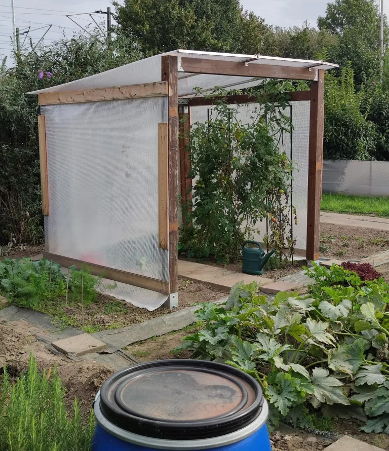 EraGreen Gitterfolie 2m x 1m (Meterware) - 280g/m² reißfeste Gewächshaus Folie mit Nagelrand, hoch UV-Stabil Gartenfolie für Tomatenhaus und Frühbeet, Gewebefolie – Bild 7
