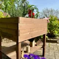 gartenetage Hochbeet XL mit Ablage und Pflanzfolie - Wetterfest, Ergonomisch, Inklusive Schutzlasur, Robustes Kiefernholz, Braun - Thumbnail 10
